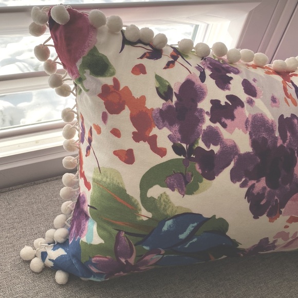 Beautiful down accent pillow. Excellent condition. Stain, smoke & pet free - Picture 2 of 5